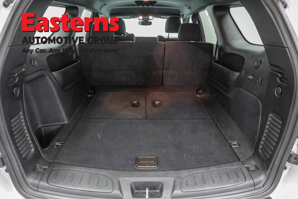 Used 2023 White Dodge SXT image 9