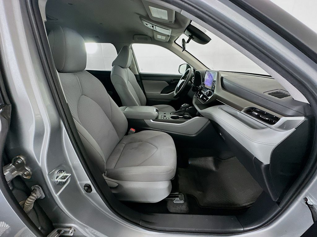 Thumbnail: 2023 Toyota Highlander - 27