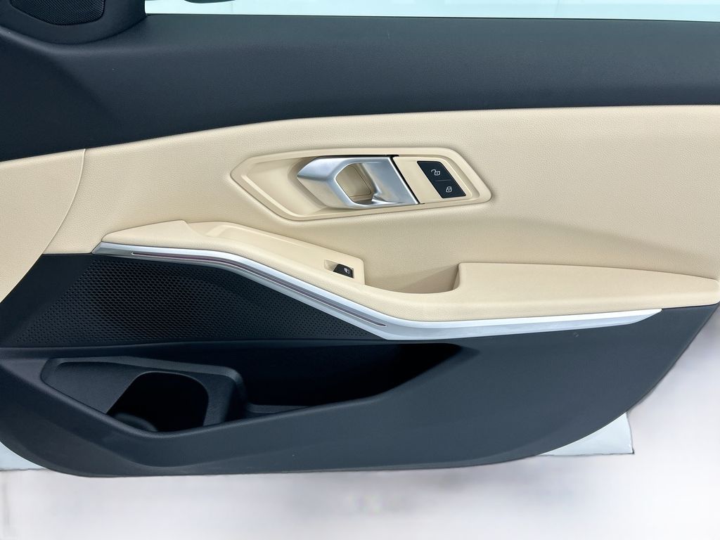 Thumbnail: 2025 BMW 3 Series - 24