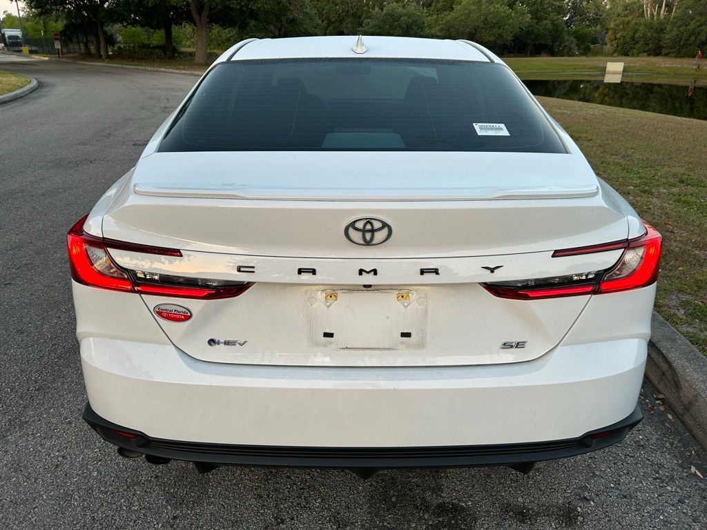 2025 Toyota Camry SE 4