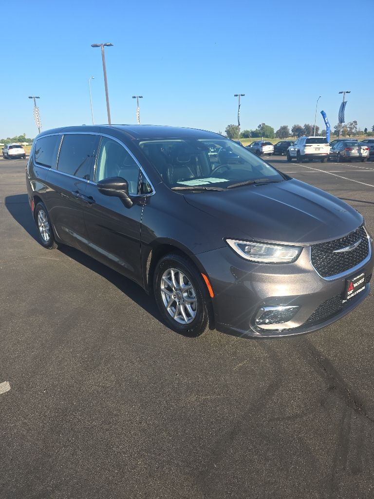 2023 Chrysler Pacifica Touring L's photo