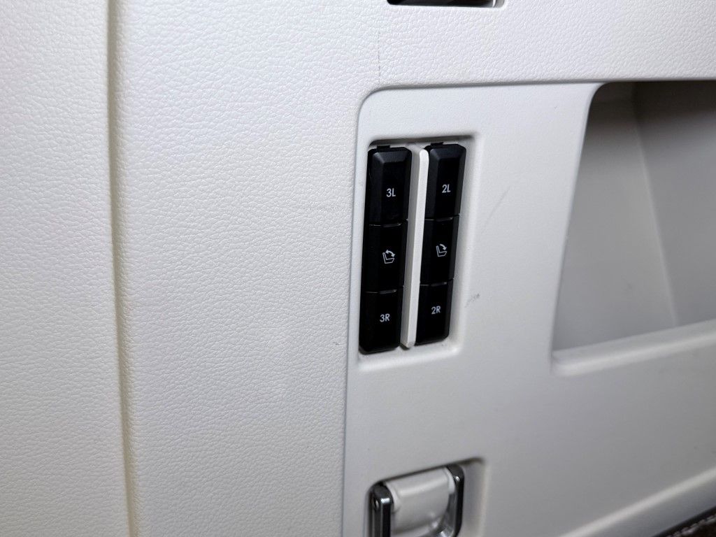 Thumbnail: 2021 Lincoln Navigator - 31