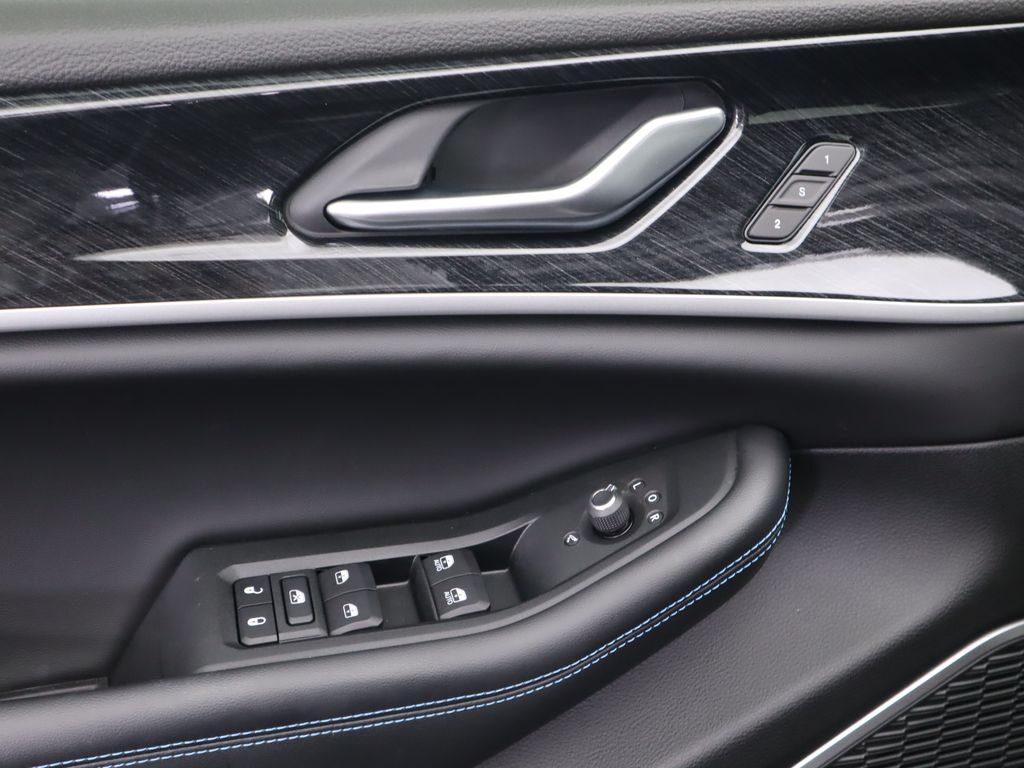 Thumbnail: 2022 Jeep Grand Cherokee - 24