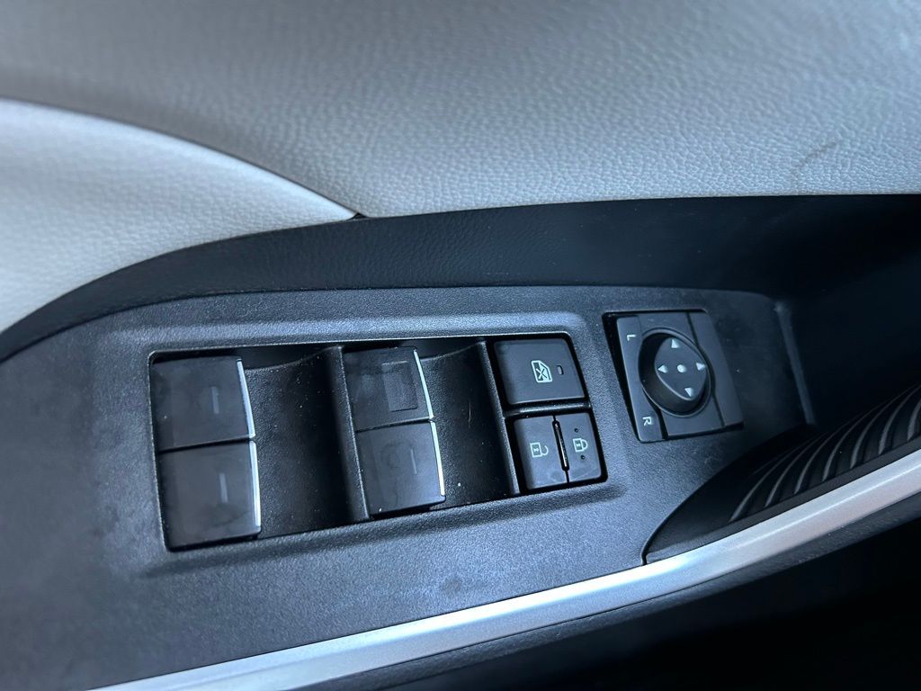 2023 Toyota RAV4 XLE 27