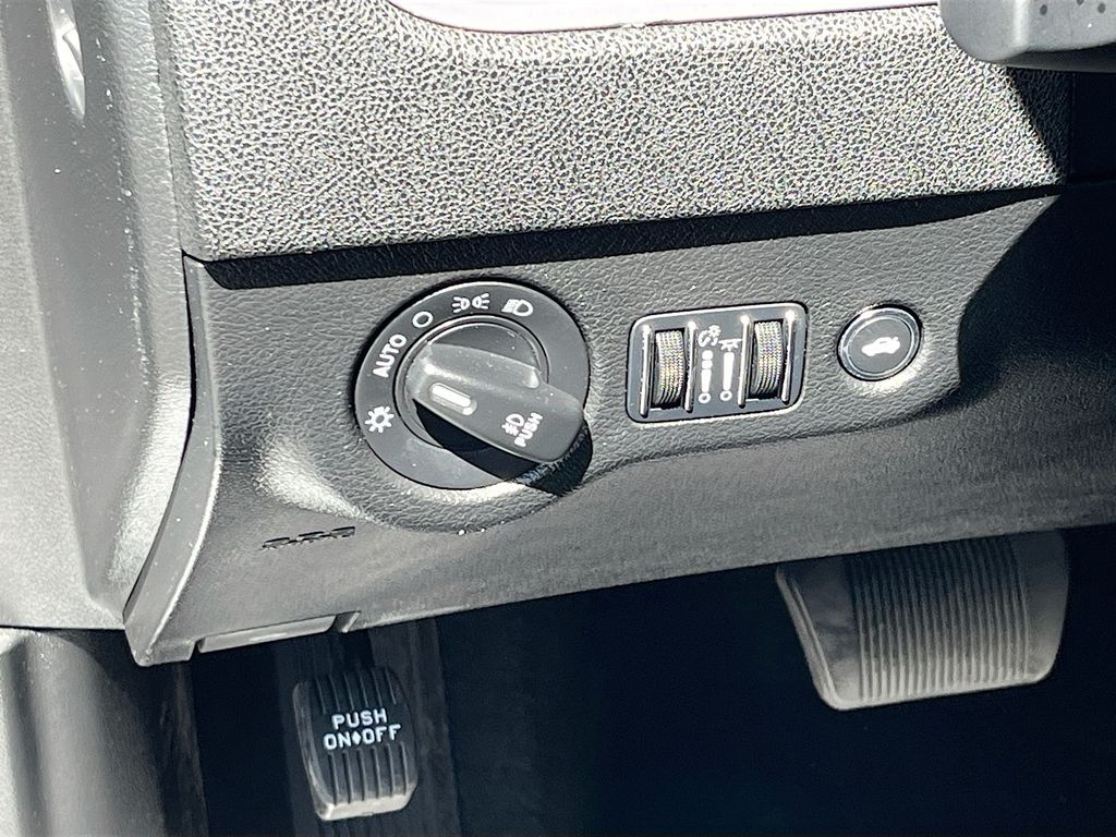 Used 2023 Silver Dodge SXT image 10