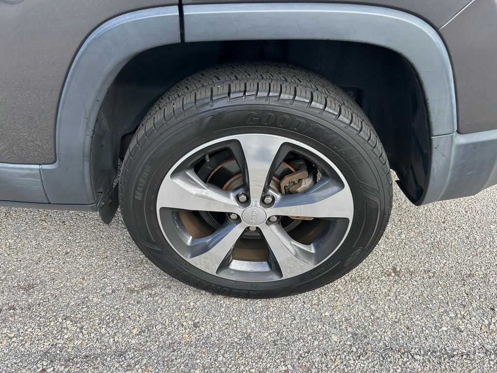 Thumbnail: 2019 Jeep Cherokee - 9