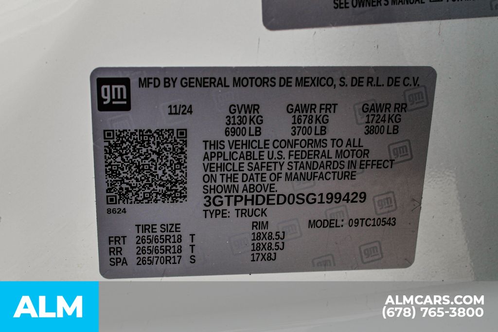 Used 2025 White GMC SLT image 40