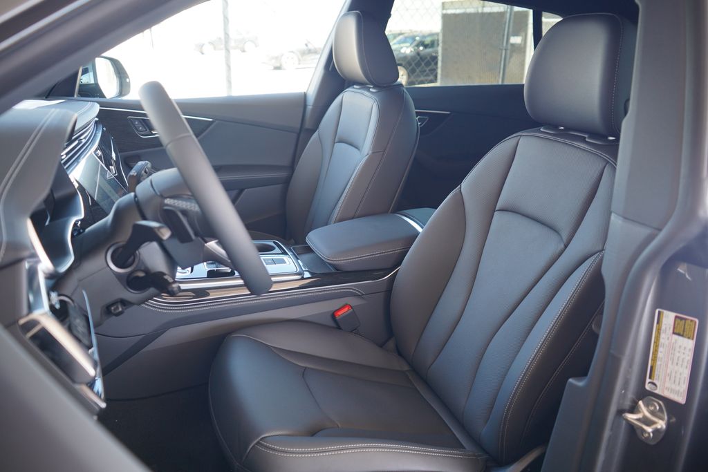 Thumbnail: 2025 Audi Q8 - 6