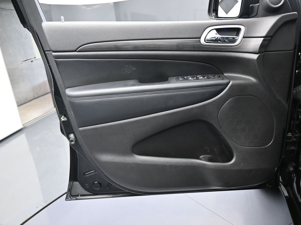 Used 2021 Diamond Black Crystal Pearlcoat Jeep Laredo X image 13