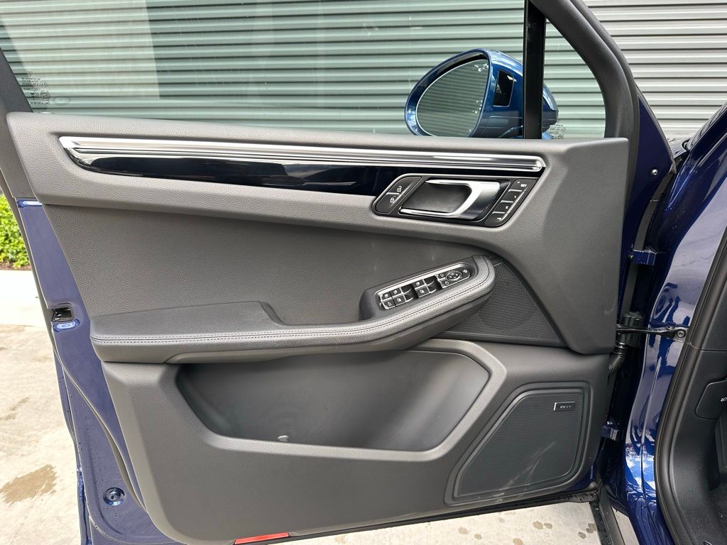 2025 Porsche Macan  14