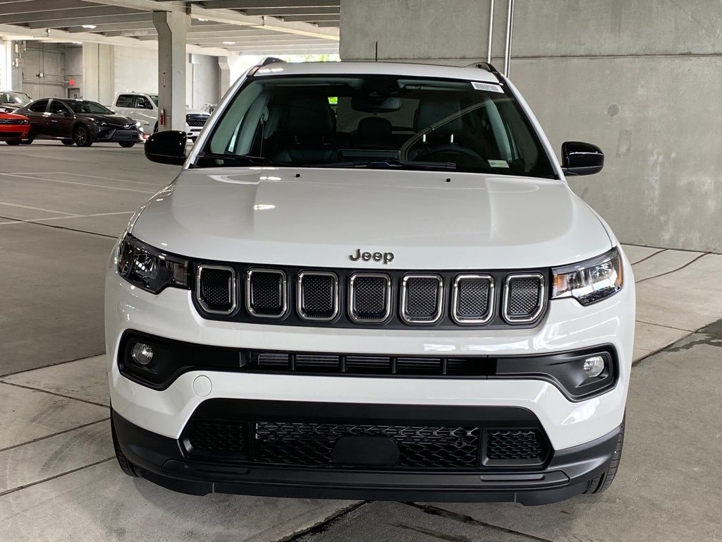 New 2022 Bright White Clearcoat Jeep Latitude image 6