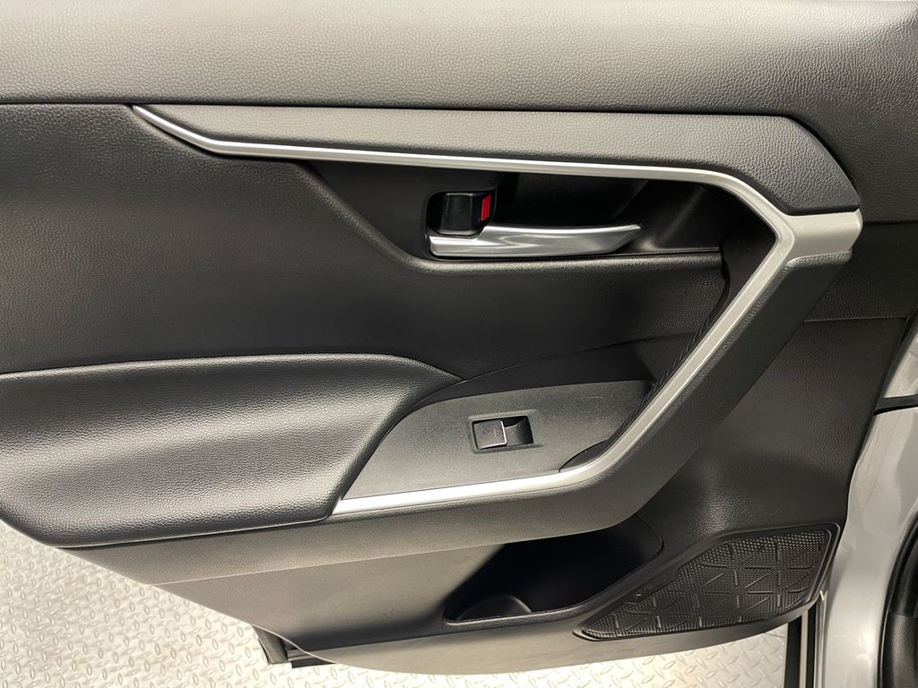 2022 Toyota RAV4 XLE 32