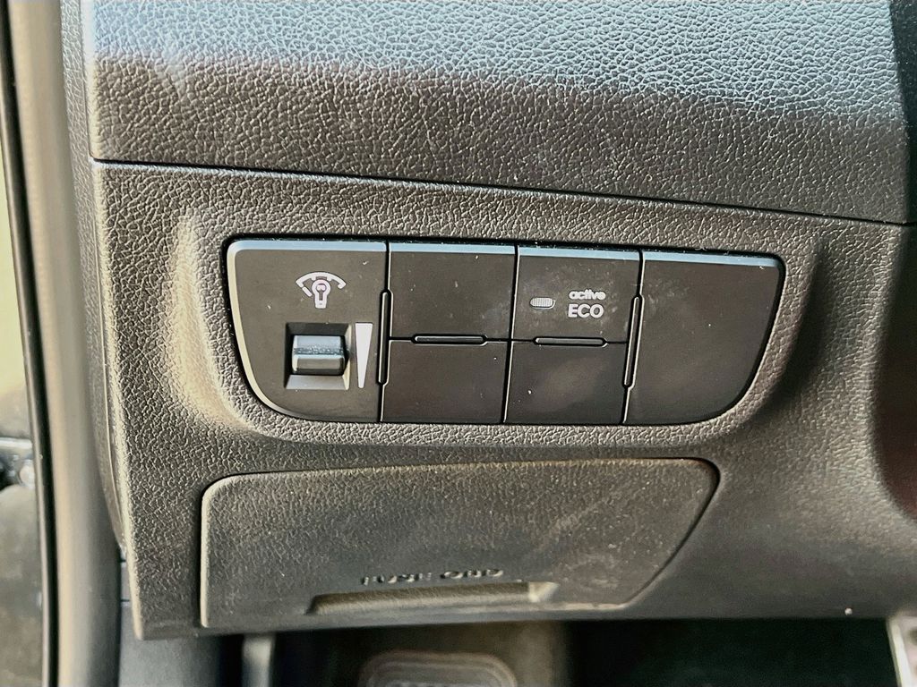 Used 2014 Black Hyundai RE:FLEX image 10
