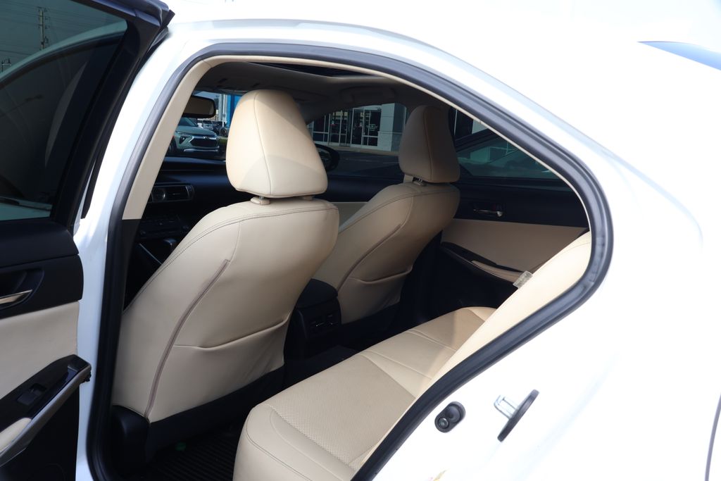 Thumbnail: 2015 Lexus IS - 32