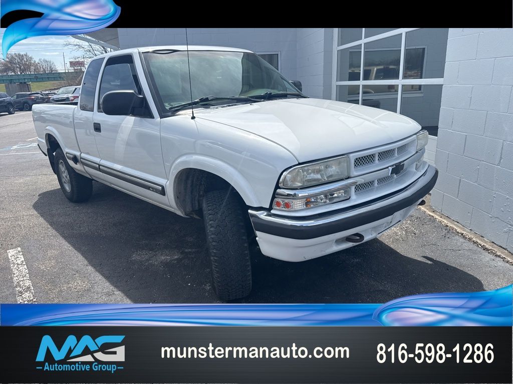Olympic White 2003 Chevrolet S-10 LS Extended Cab 4WD Pickup Truck Four-Wheel Drive 4-Speed Automatic Overdrive