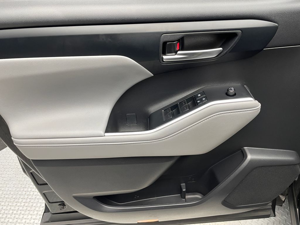 Thumbnail: 2021 Toyota Highlander - 9