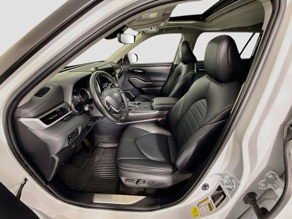 Thumbnail: 2023 Toyota Highlander - 19
