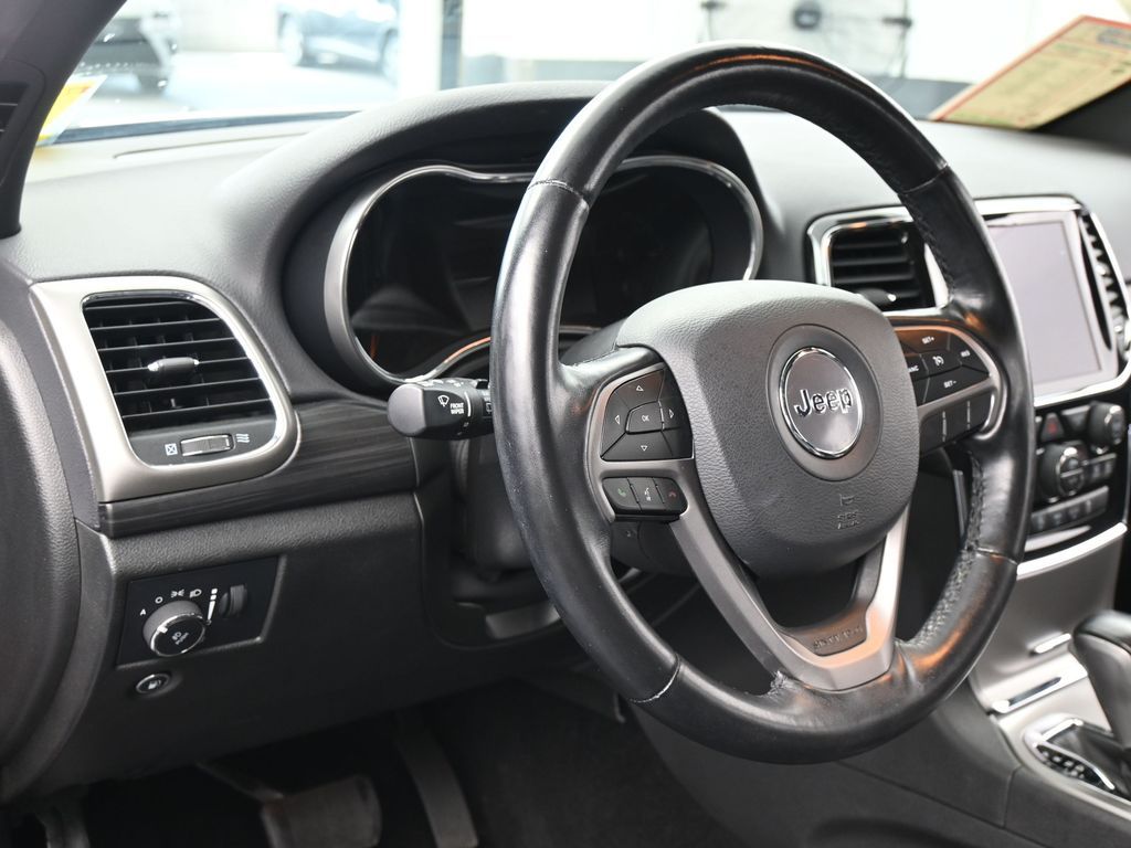 Used 2021 Diamond Black Crystal Pearlcoat Jeep Laredo X image 16