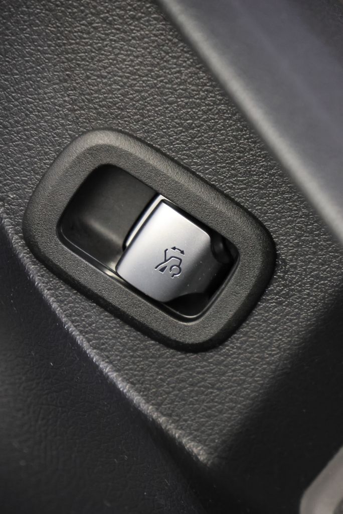 Thumbnail: 2025 Mercedes-Benz GLC - 30