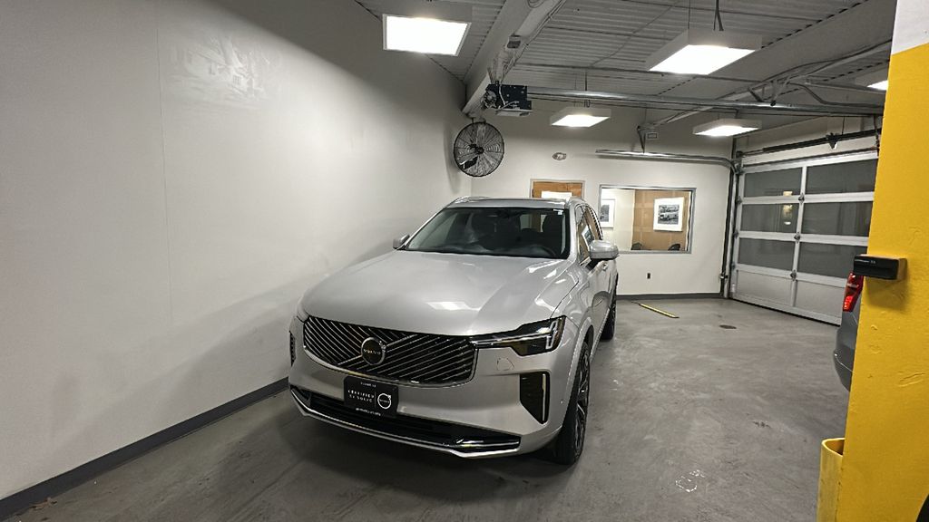 2025 Volvo XC90 B5 Plus Bright Theme 7-Passenger AWD