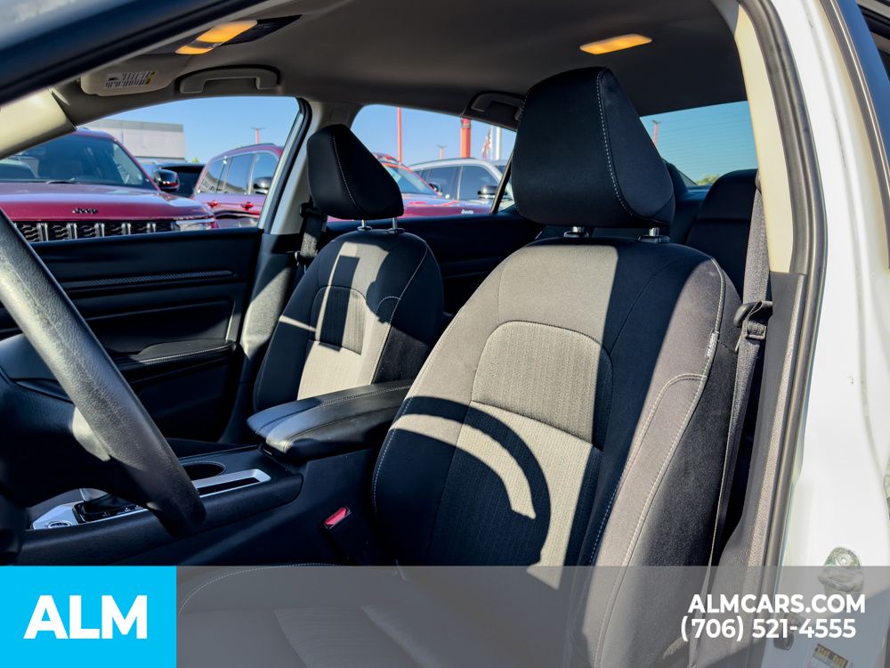 Used 2025 White Nissan 2.5 SV image 9
