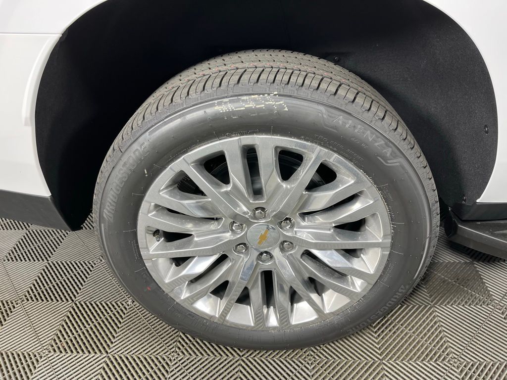 2025 Chevrolet Suburban LT 19