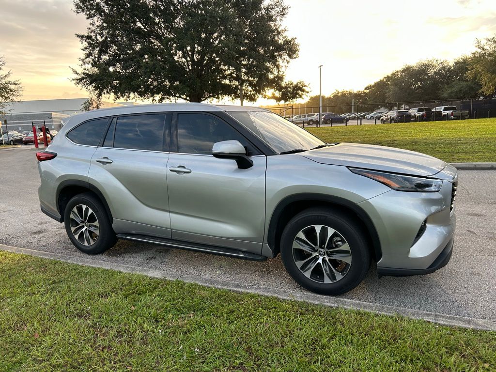Thumbnail: 2022 Toyota Highlander - 7