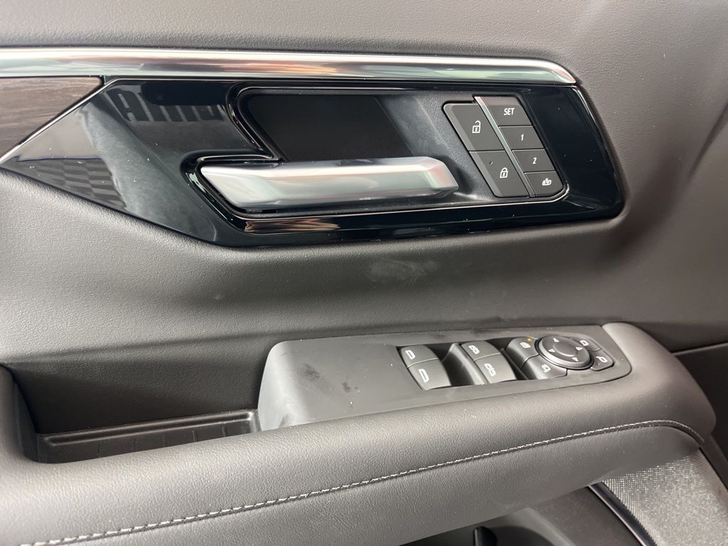 Thumbnail: 2026 Chevrolet Suburban - 25