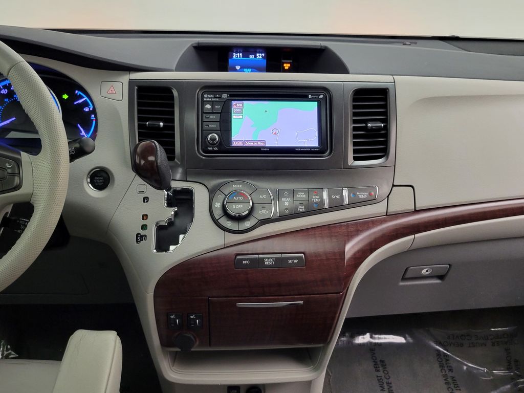 Thumbnail: 2012 Toyota Sienna - 18