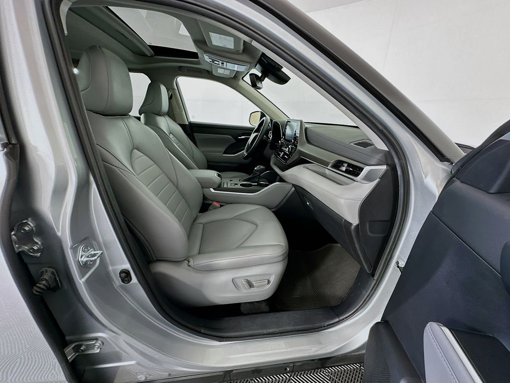 Thumbnail: 2021 Toyota Highlander - 30
