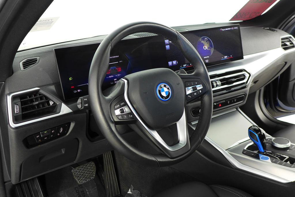 Thumbnail: 2022 BMW i4 - 28