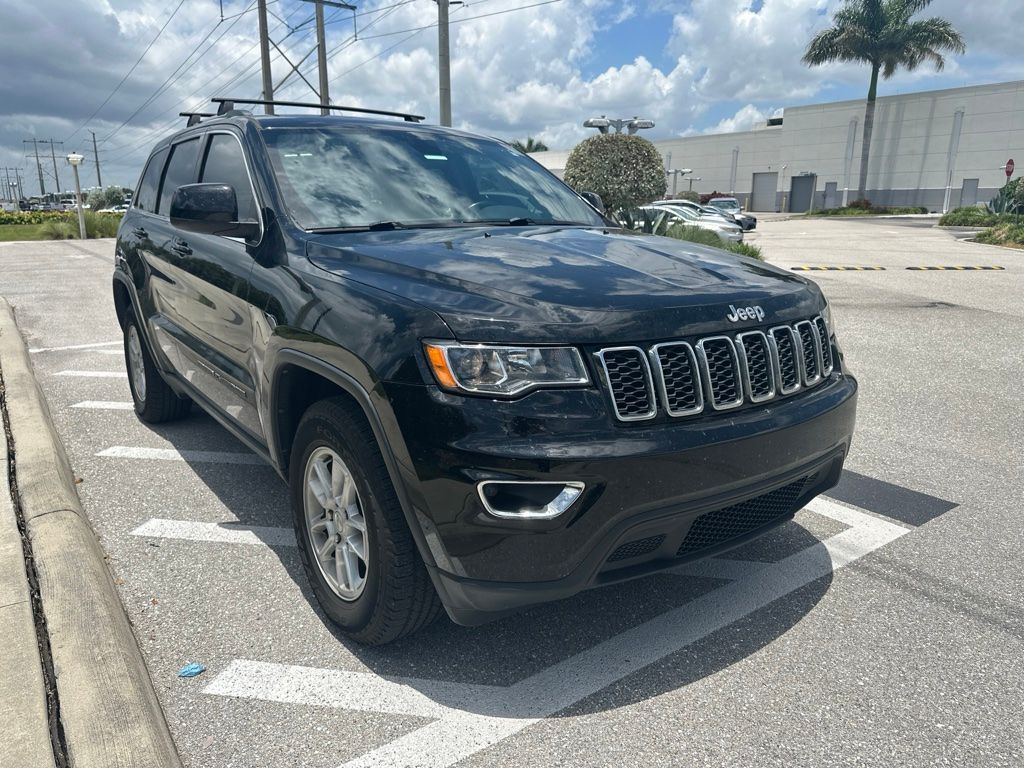 Used 2020 Diamond Black Crystal Pearlcoat Jeep Laredo E image 3
