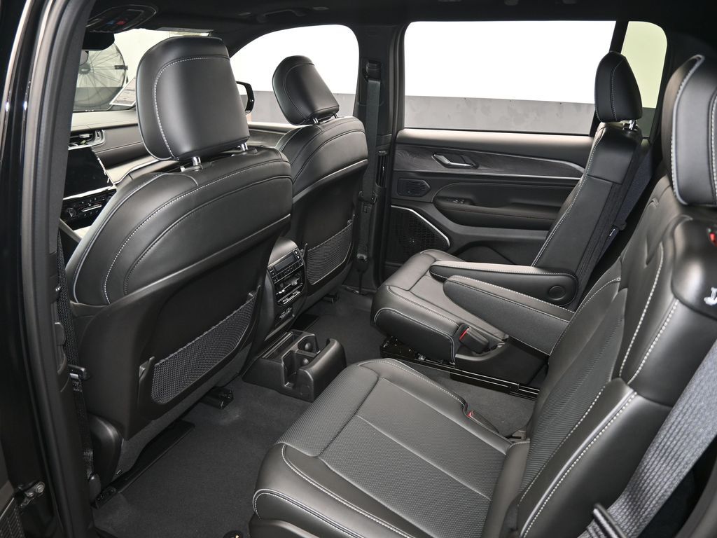 New 2025 Diamond Black Crystal Pearlcoat Jeep Overland image 29