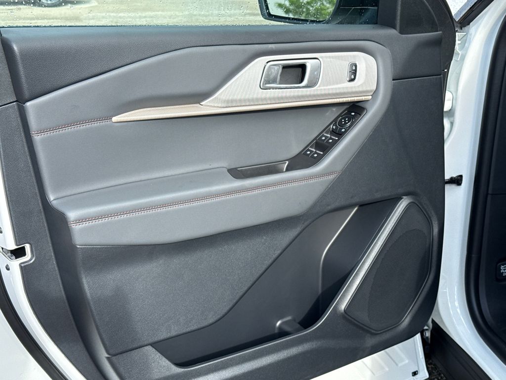 2025 Ford Explorer photo 13