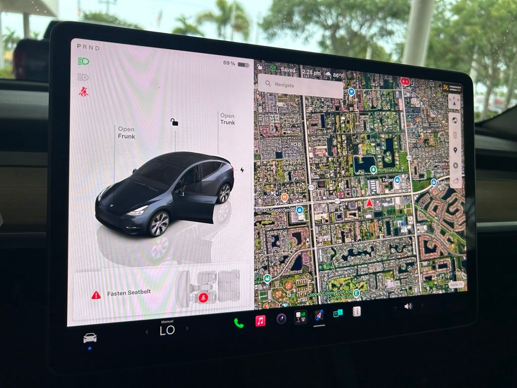 Used 2024  Tesla  image 9