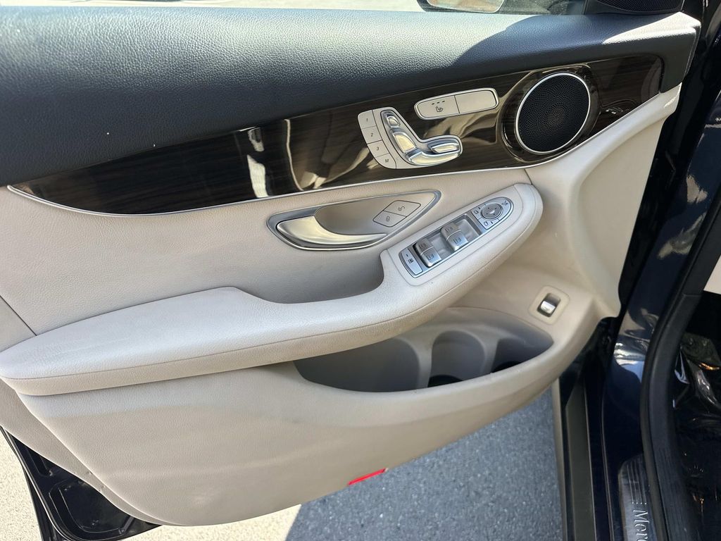 Thumbnail: 2017 Mercedes-Benz GLC - 28