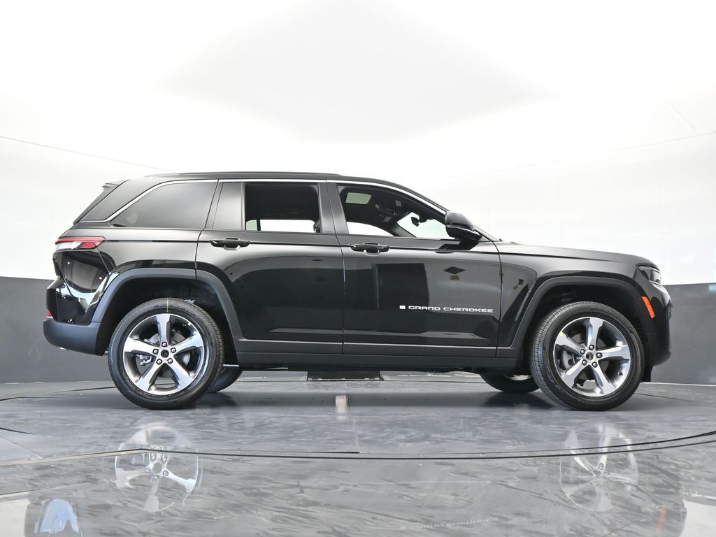 New 2026 Diamond Black Crystal Pearlcoat Jeep Limited image 57