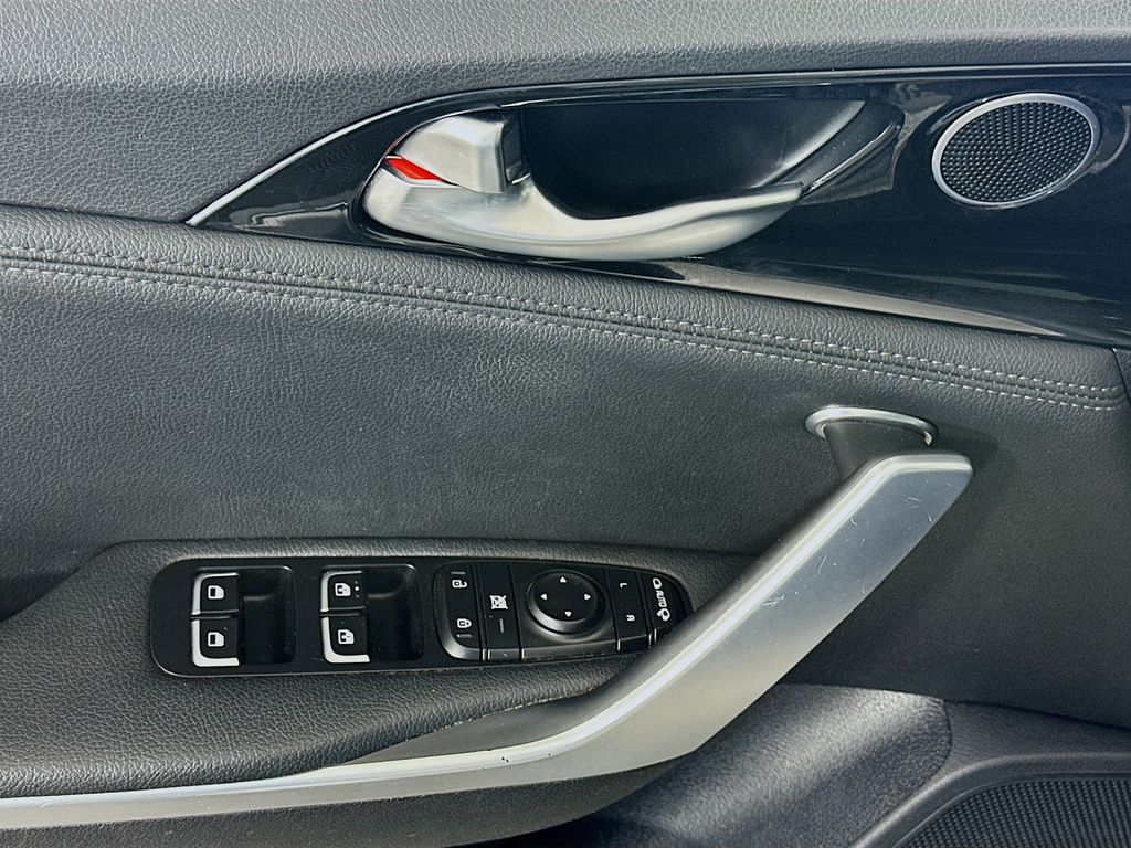 Thumbnail: 2018 Kia Stinger - 17