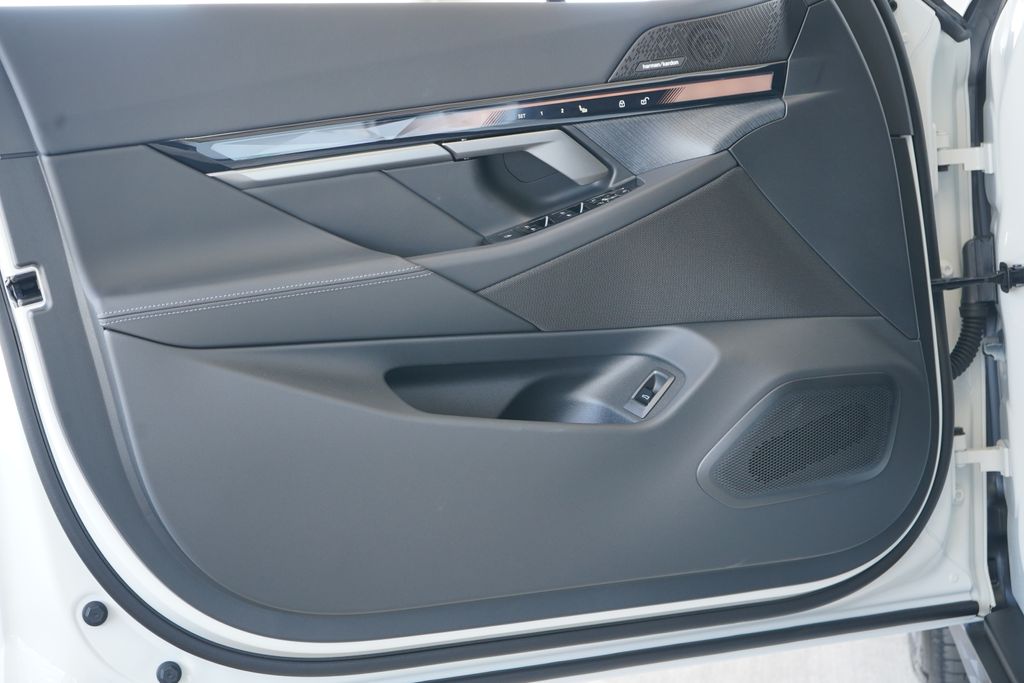 Thumbnail: 2026 BMW i5 - 10