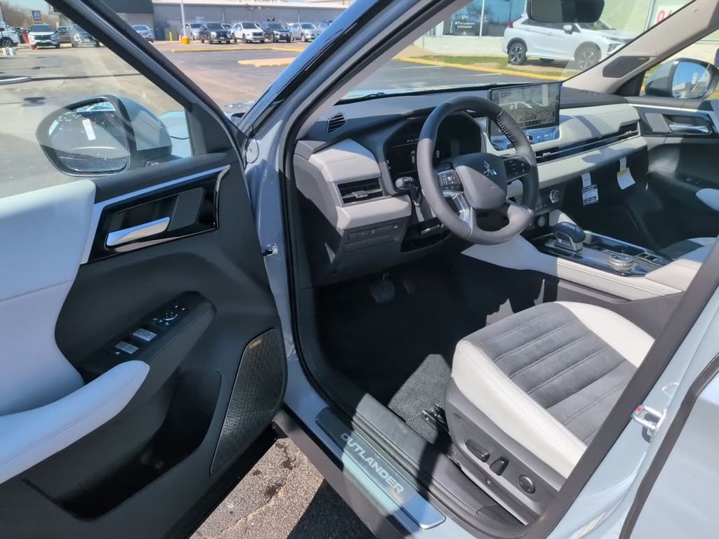 New 2026  Mitsubishi SE image 17