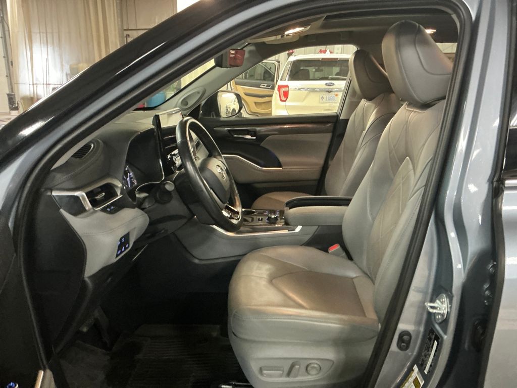 Used 2022  Toyota Platinum image 13