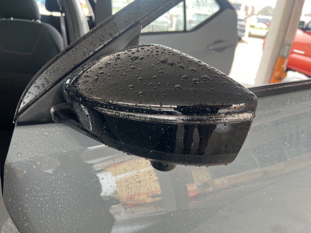 2024 Nissan Kicks SR photo