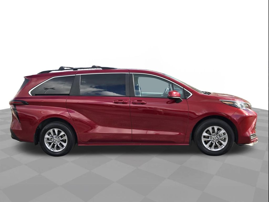 2024 Toyota Sienna LE - 6