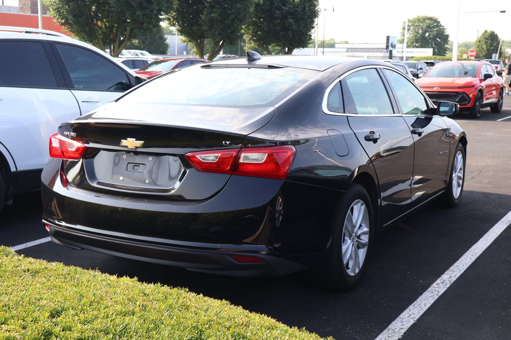 Thumbnail: 2017 Chevrolet Malibu - 10