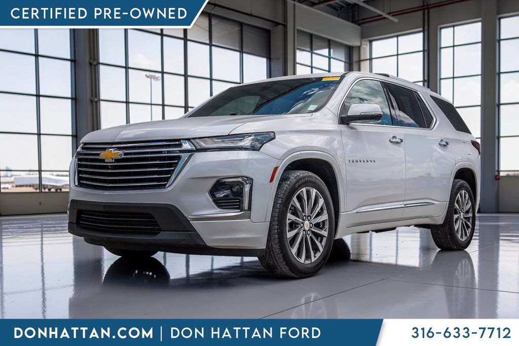 White (Iridescent Pearl Tricoat) 2023 Chevrolet Traverse SUV / Crossover Front-Wheel Drive 9-Speed Automatic