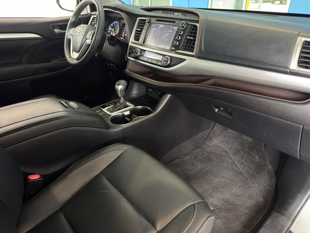 2015 Toyota Highlander XLE V6 Silver at Autostrade