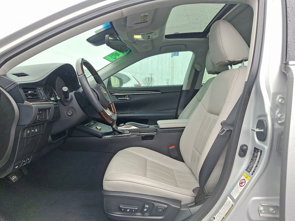 Thumbnail: 2018 Lexus ES - 14