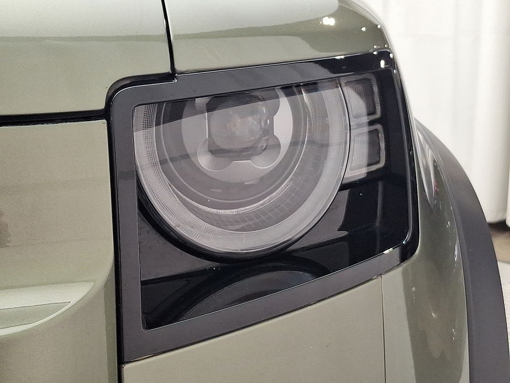 Thumbnail: 2020 Land Rover Defender - 9