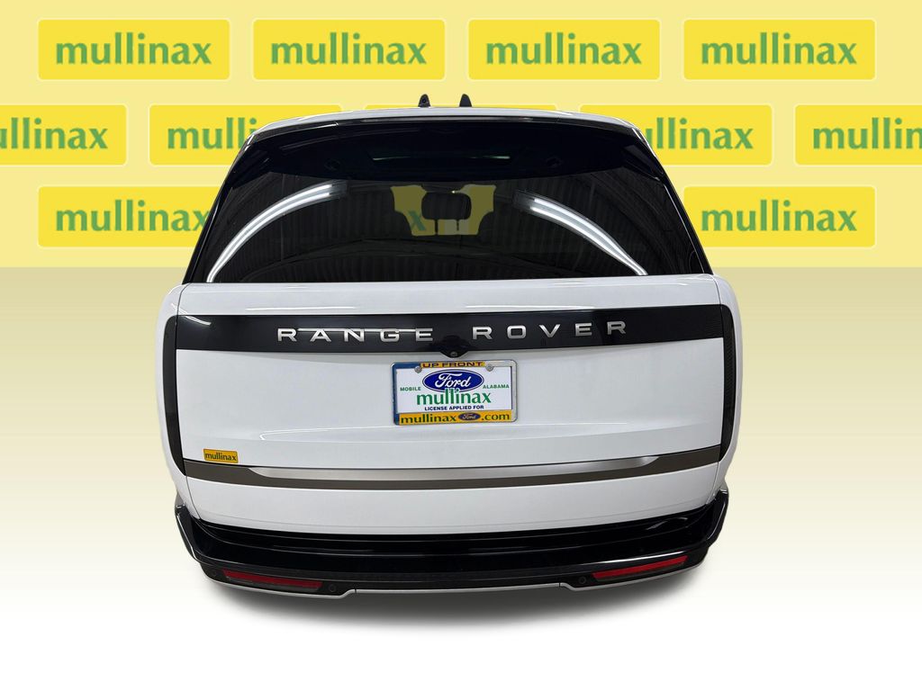 Used 2025  Land Rover SE image 6