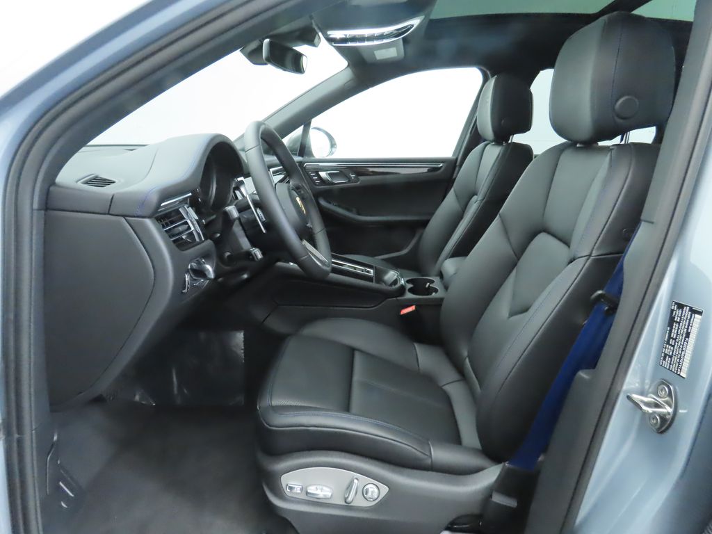 Thumbnail: 2025 Porsche Macan - 5